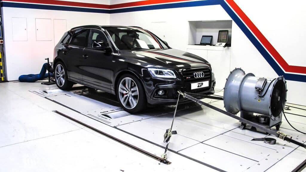 Audi SQ5 op de rollenbank in de werkplaats
